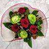 Μπουκέτο με λουλούδια, μπράτσικα και τριαντάφυλλα
