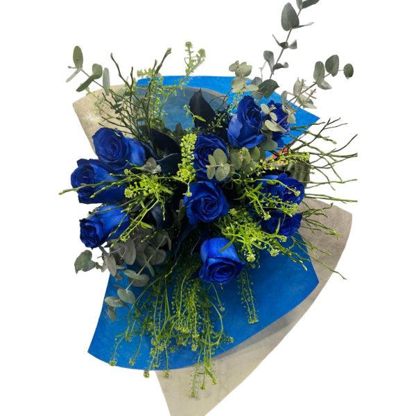 mpouketo-me-mple-triantafilla-blue-rose-bouquet